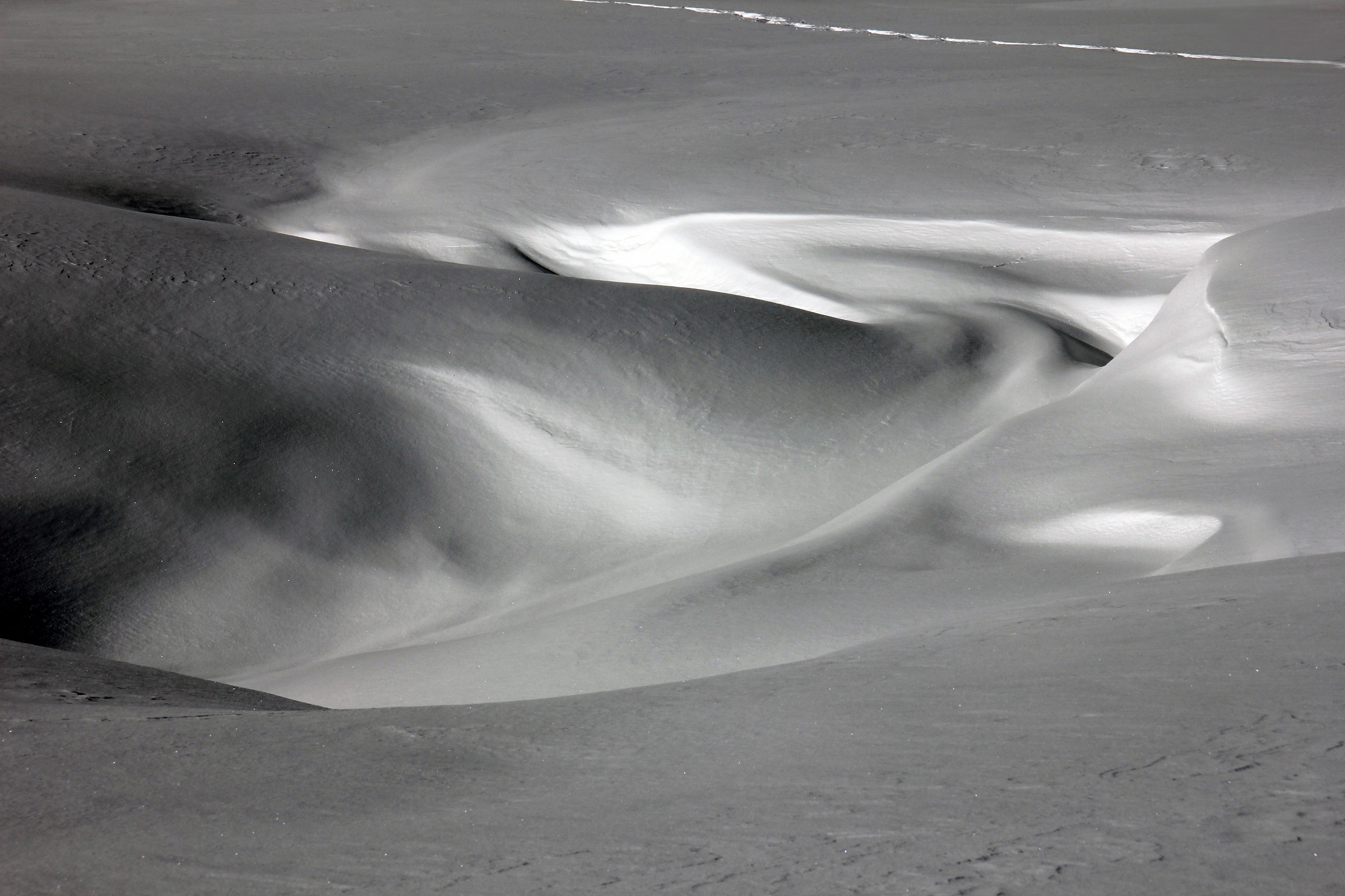 ....Un laghetto coperto dalla neve..