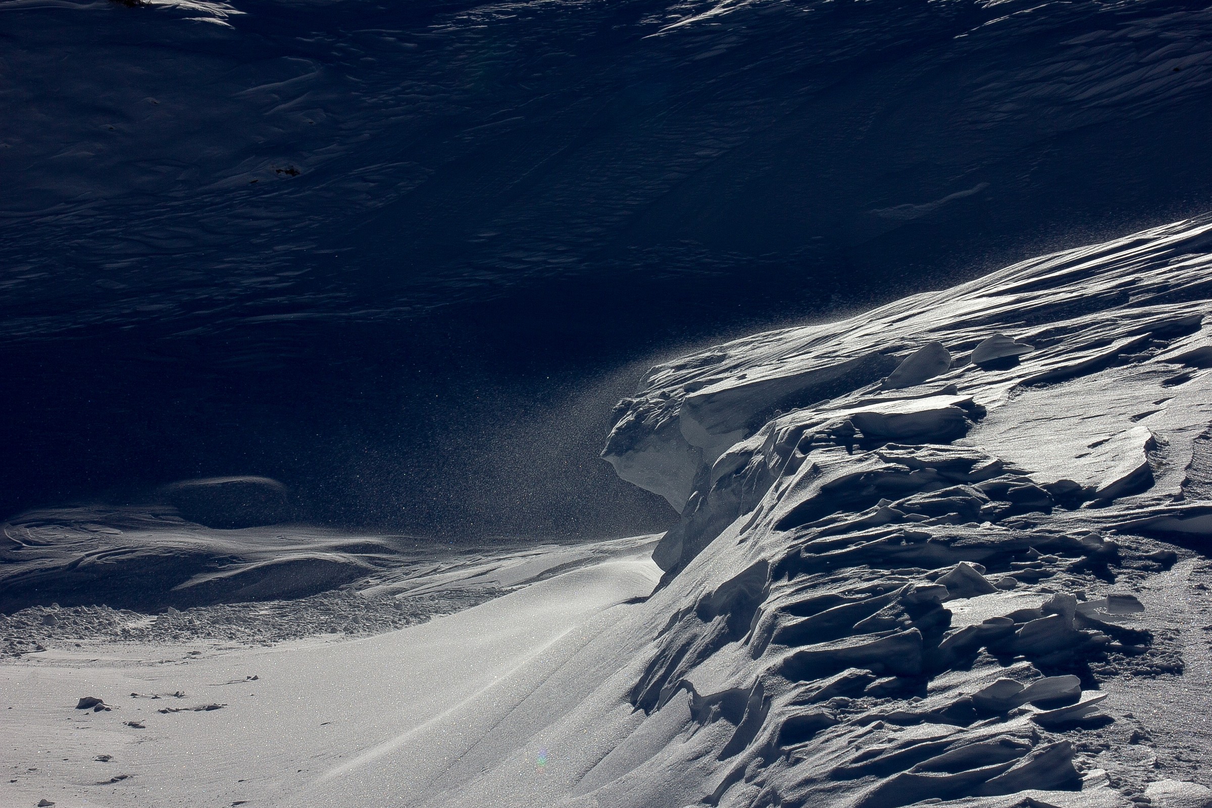 .. il vento si porta via i granelli di Neve ghiacciata.