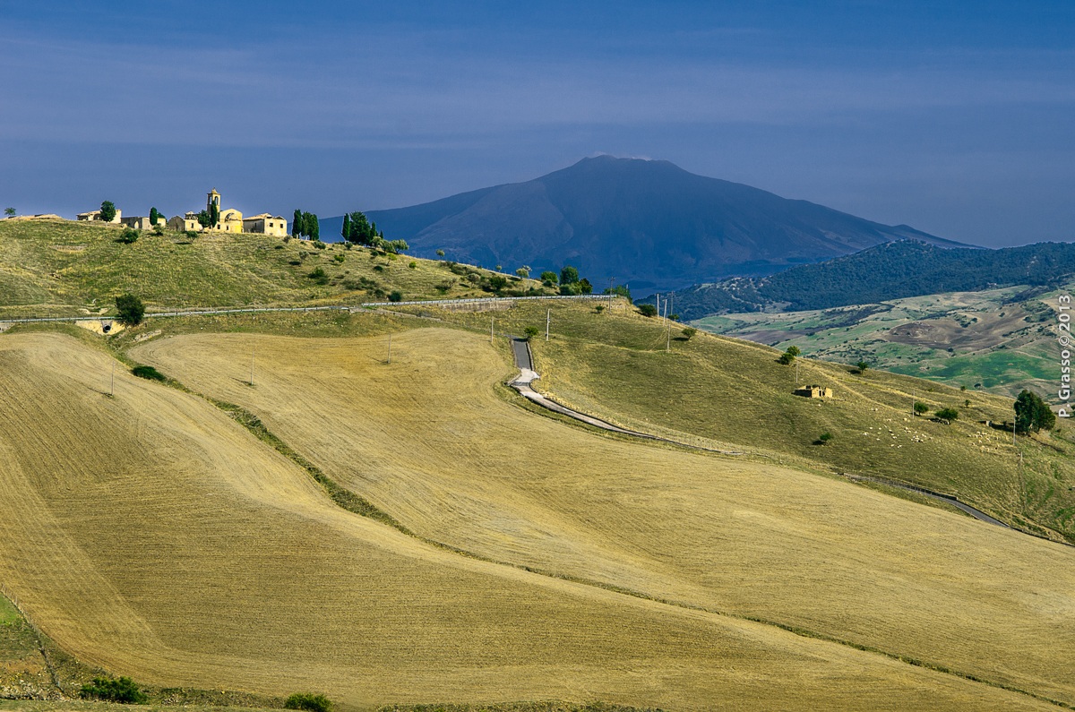 Borgo Giuliano con Etna alle spalle