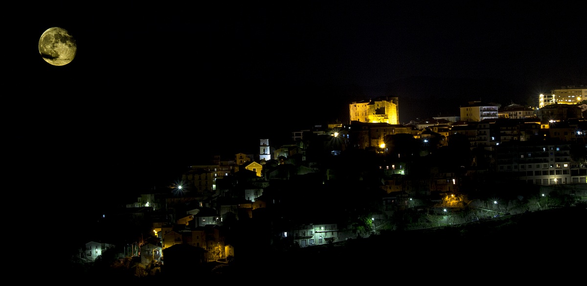 Roccadaspide in una notte di luna piena