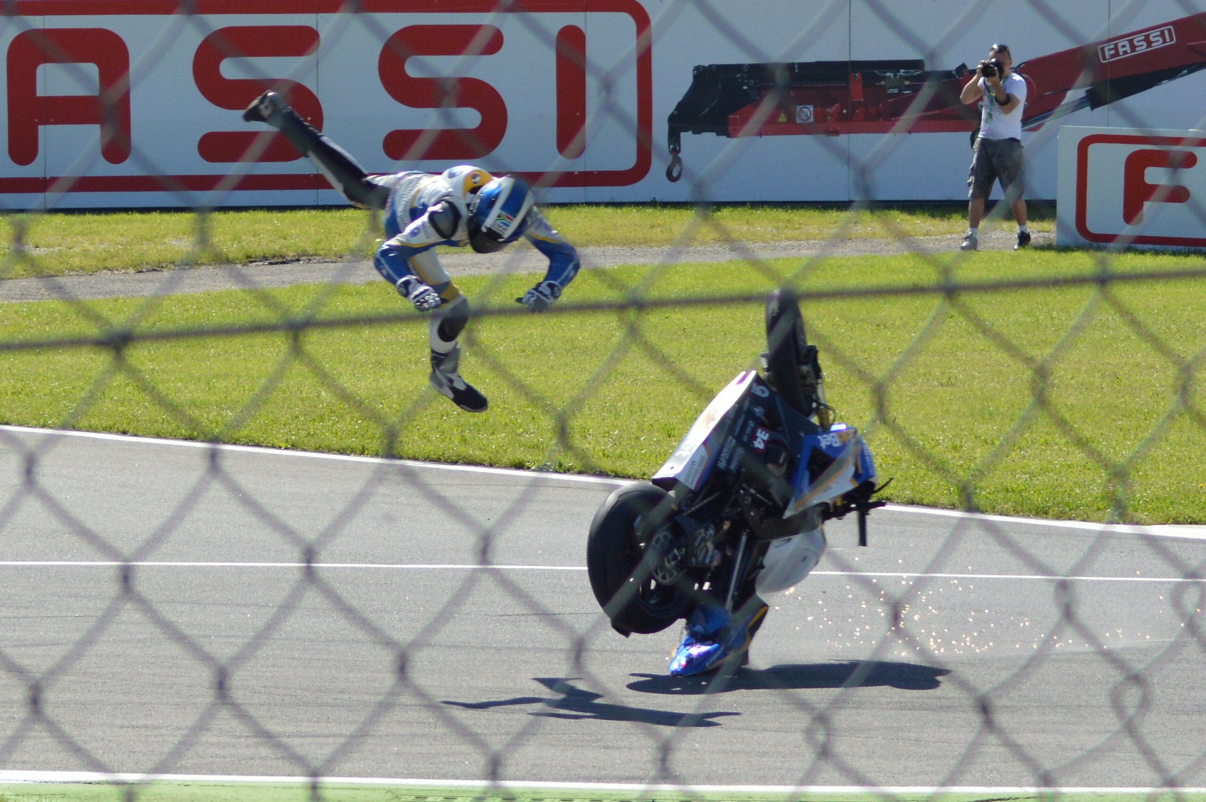 Caduta in prima curva di Gildenhuys