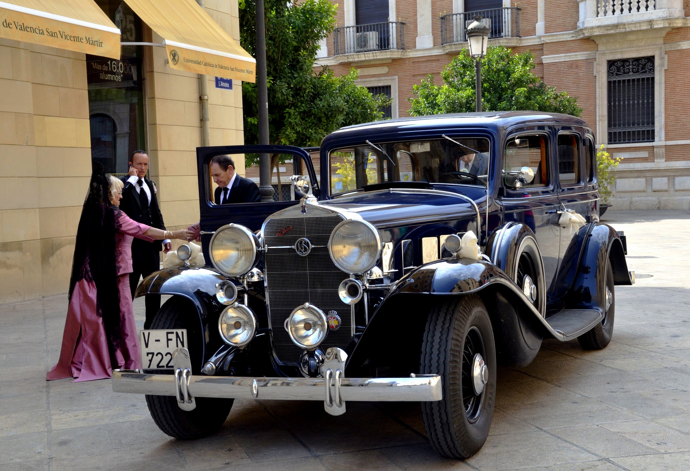Sposo Spagnolo al cellulare, con mamma e papà