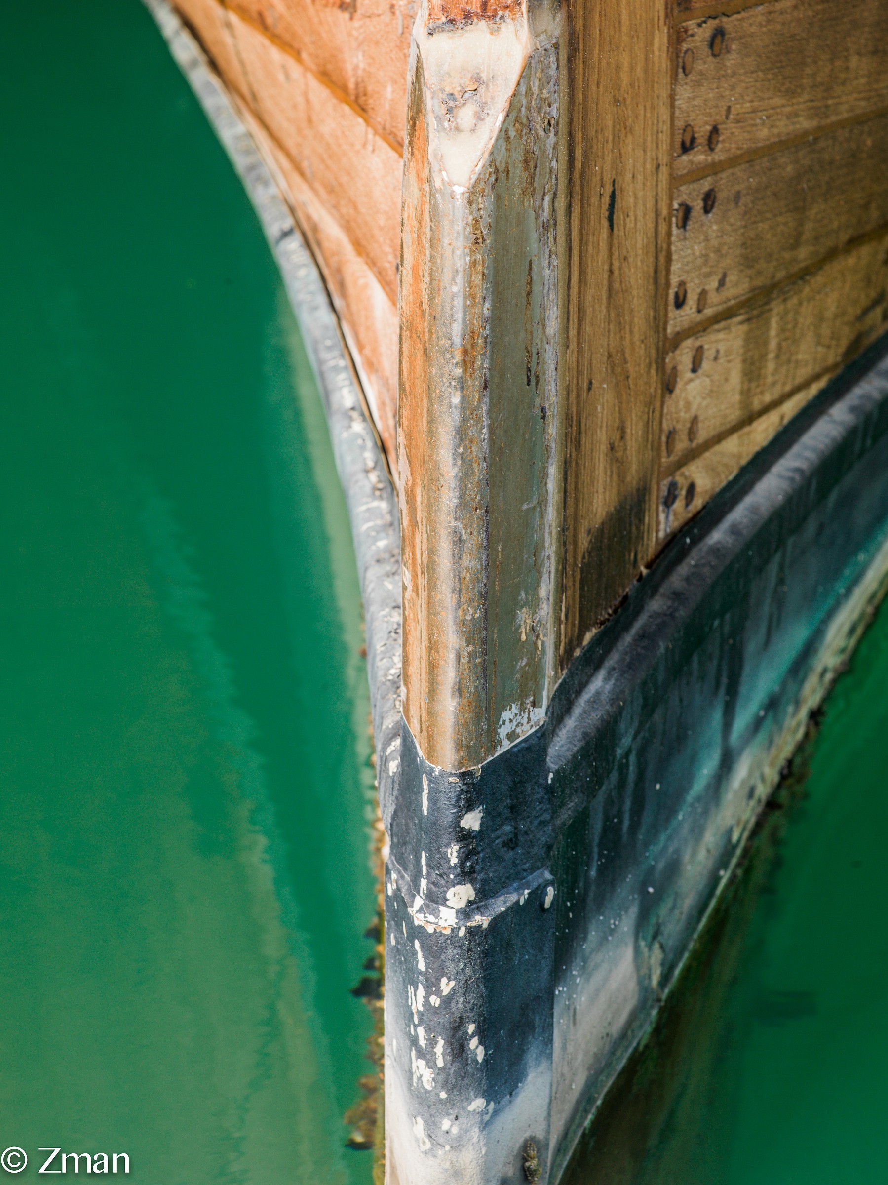 Il gambo di una barca fatta locale