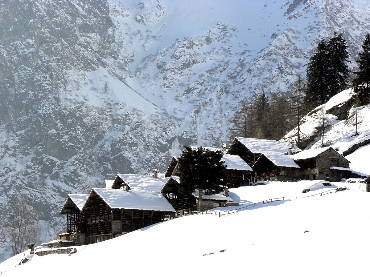 otro with the wall of white horn behind