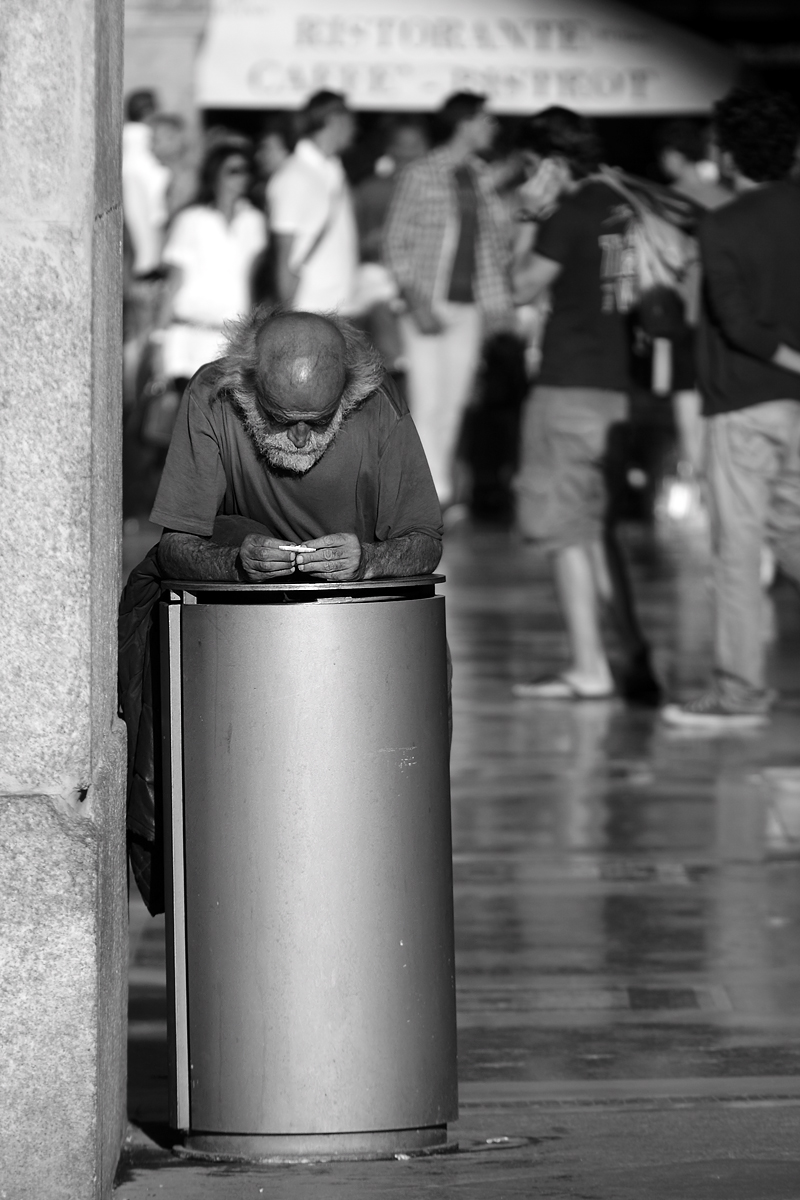 Fuori dalla società