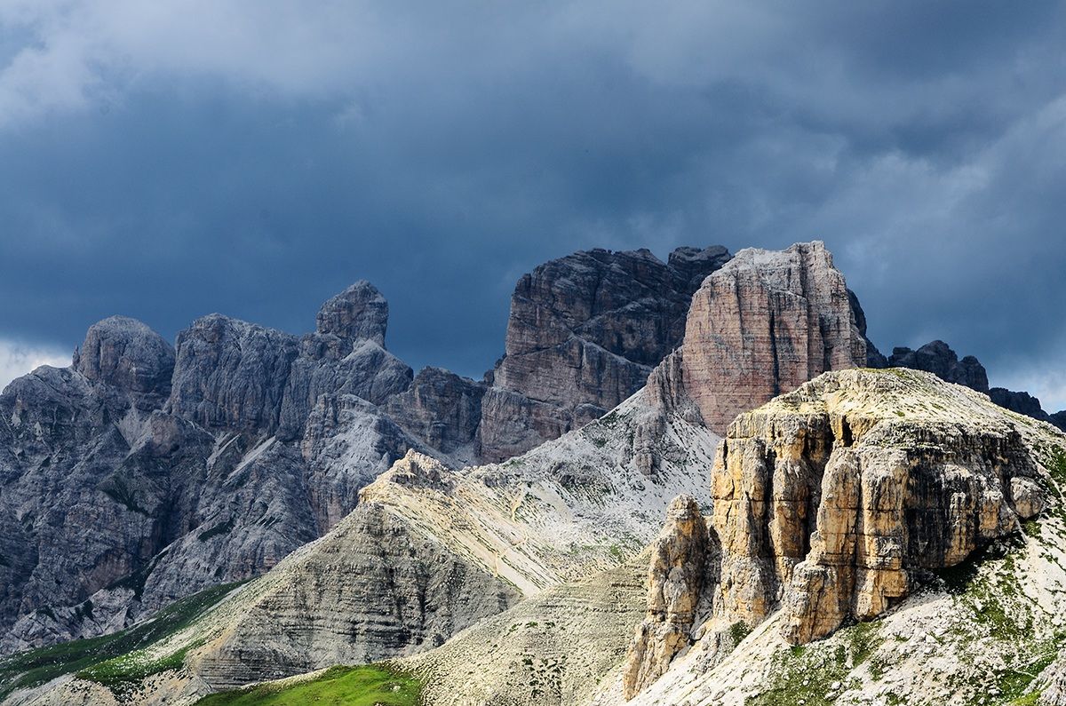 The neighbors of the three peaks