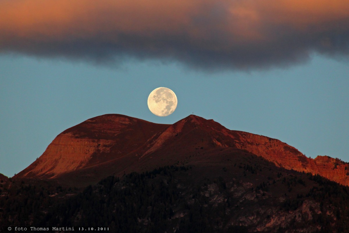 Monte Peller all' alba con luna piena