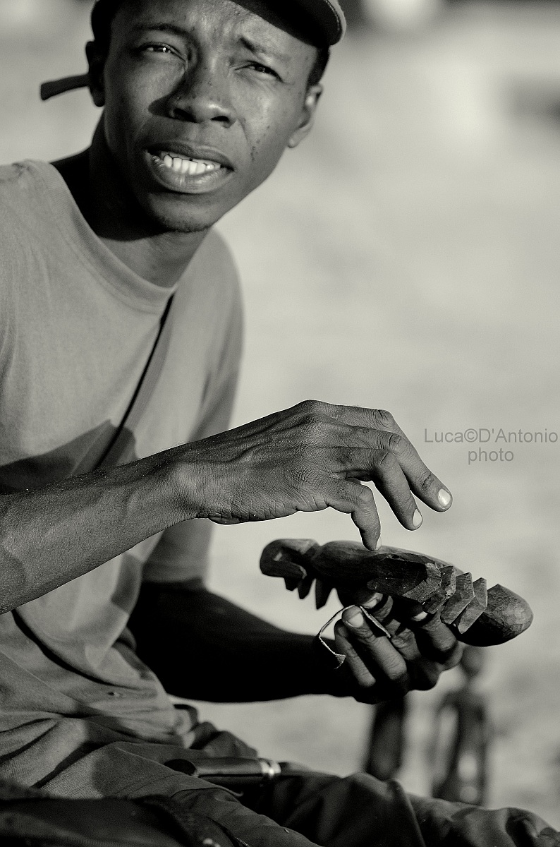 Malgascio Artigiano sulla Spiaggia