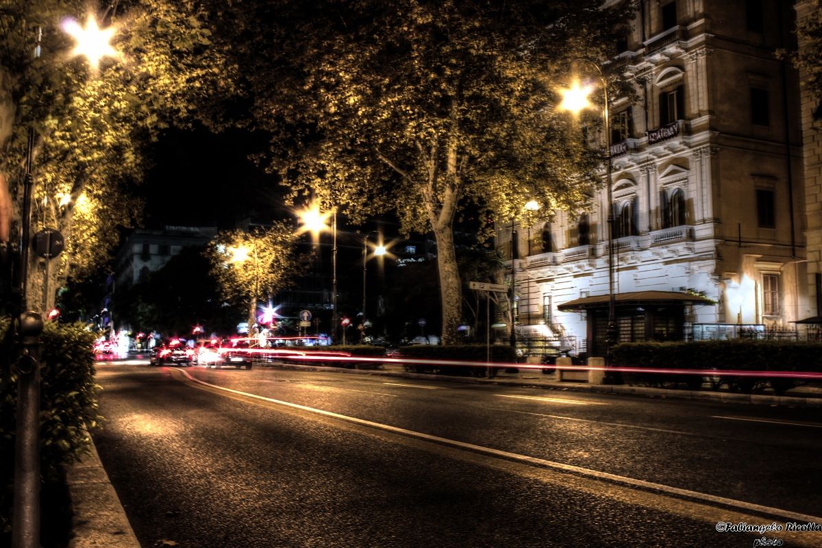 È bella di notte la città. C'è peri...