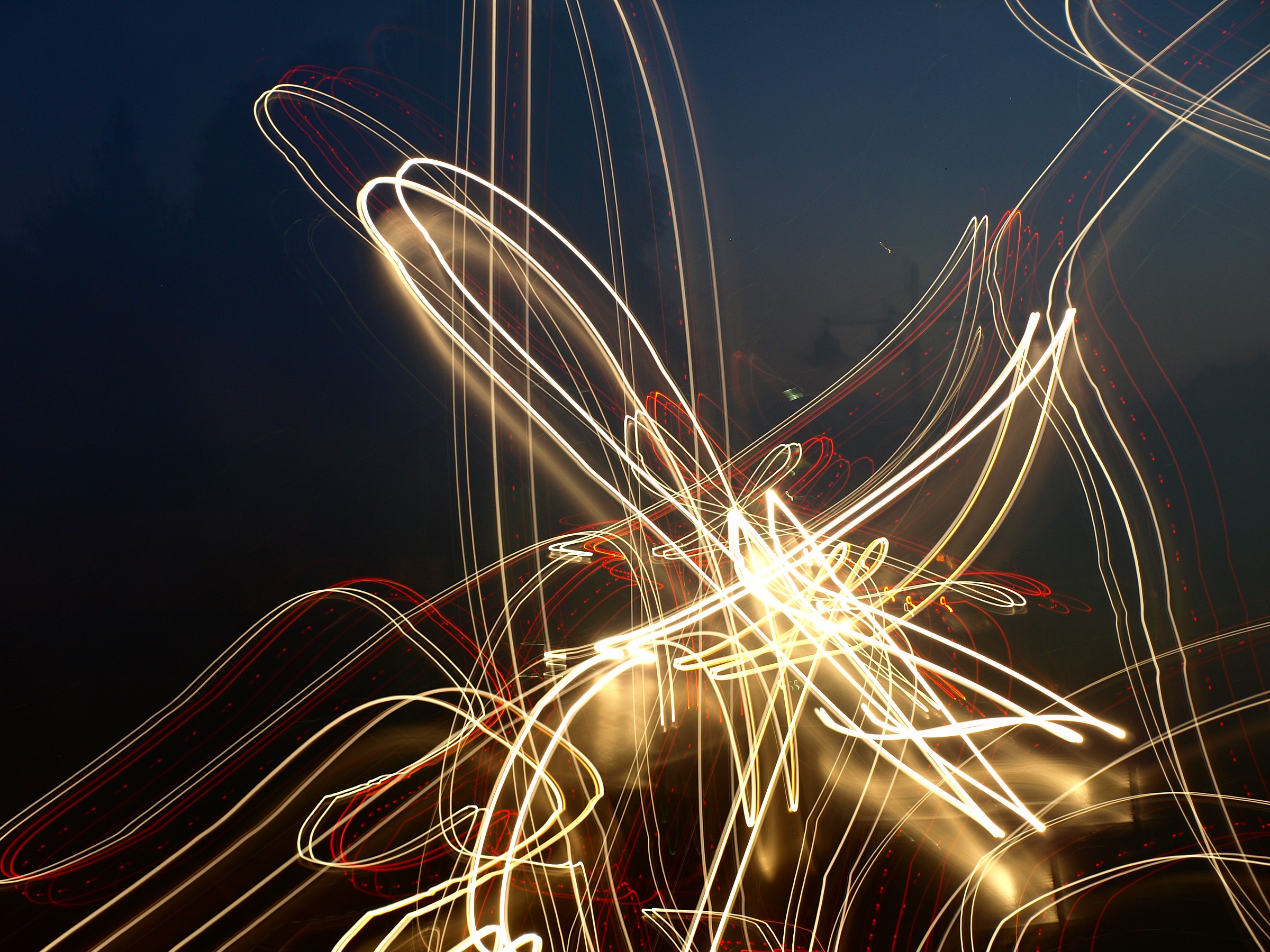 giochi di luce in una strada buia