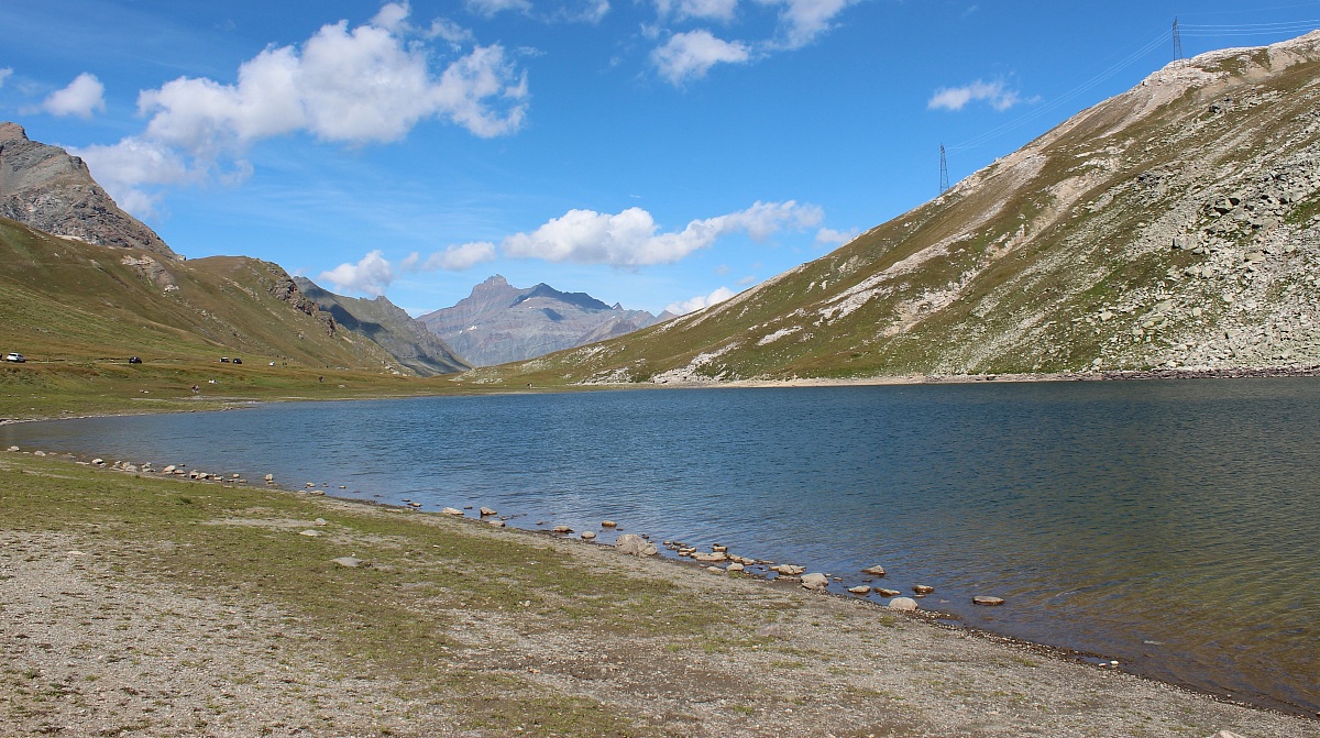 Lago grande del Nivolet. Sullo sfondo la Grivola