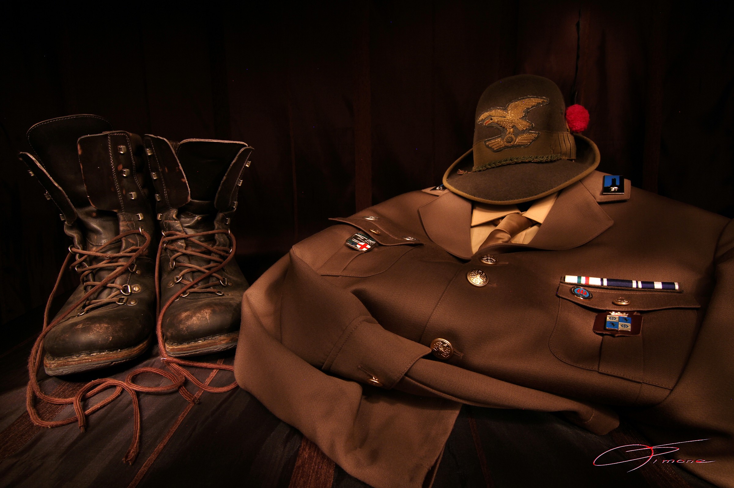 Divisa con vecchi scarponi