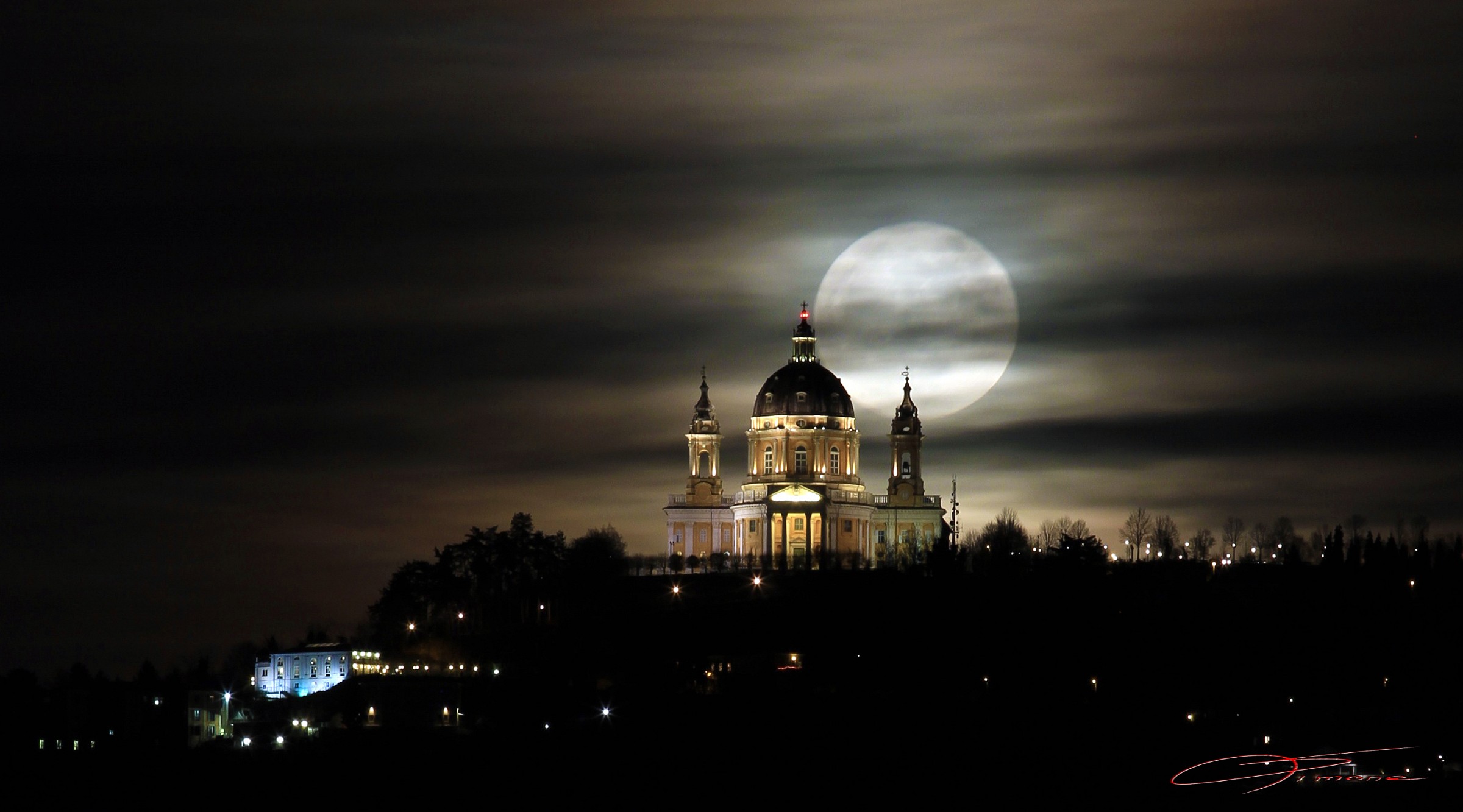 Basilica di Superga con la luna piena.