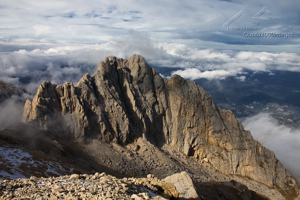 Gli ultimi raggi di sole illuminano il Corno Piccolo