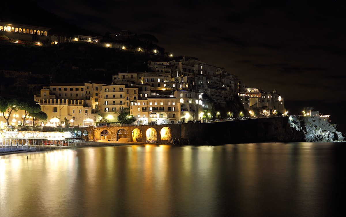 Playing cards on the sea of ??Amalfi
