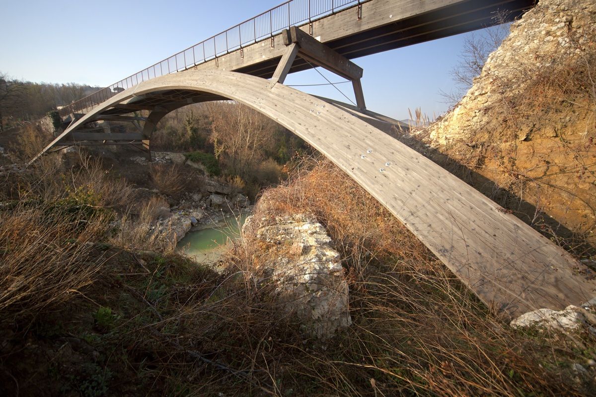 ponte pedonale in val d'orcia
