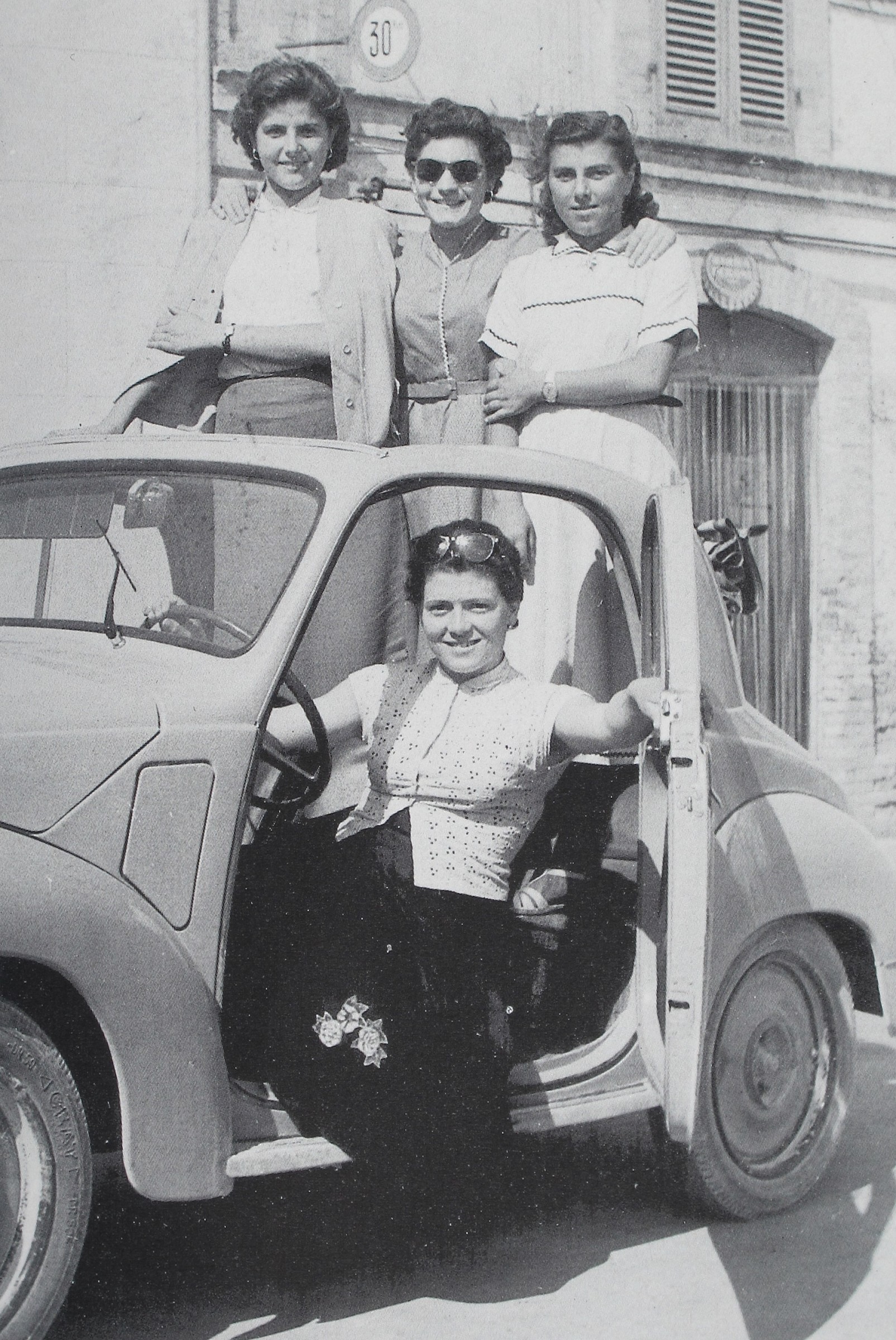 1953, ragazze in topolino.