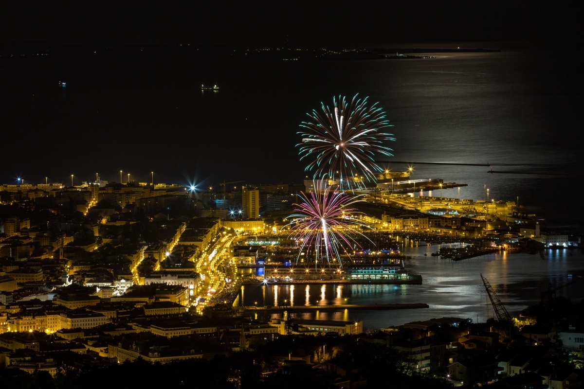 fuochi artificiali al chiaro di luna