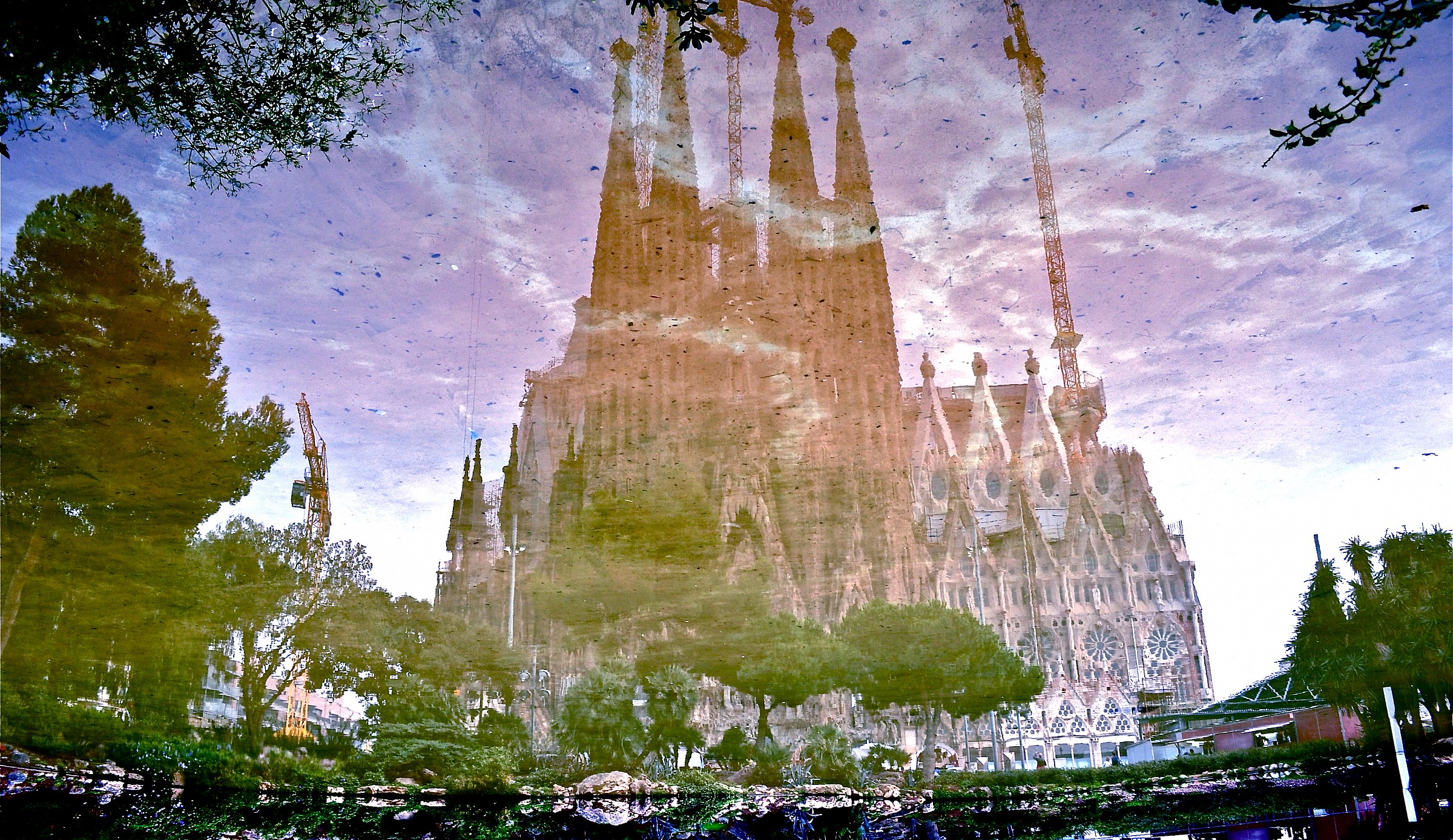 Sagrada Familia riflessa