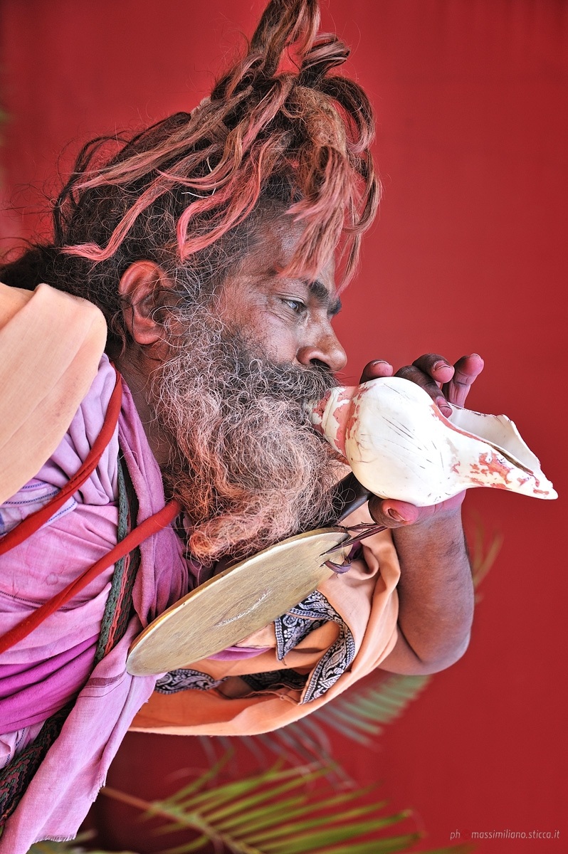 Sadhu playin a shell