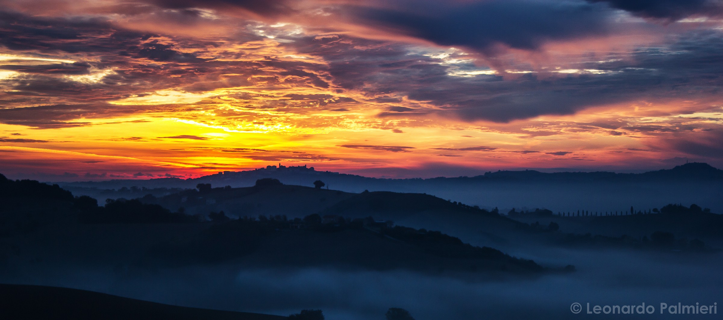 The dawn in the hills of the Marche ...