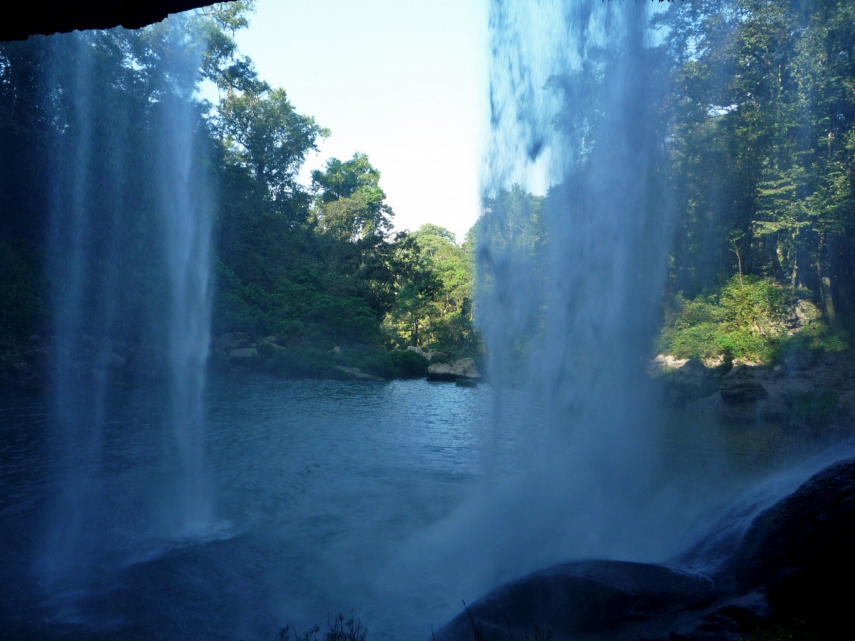 Dentro la cascata
