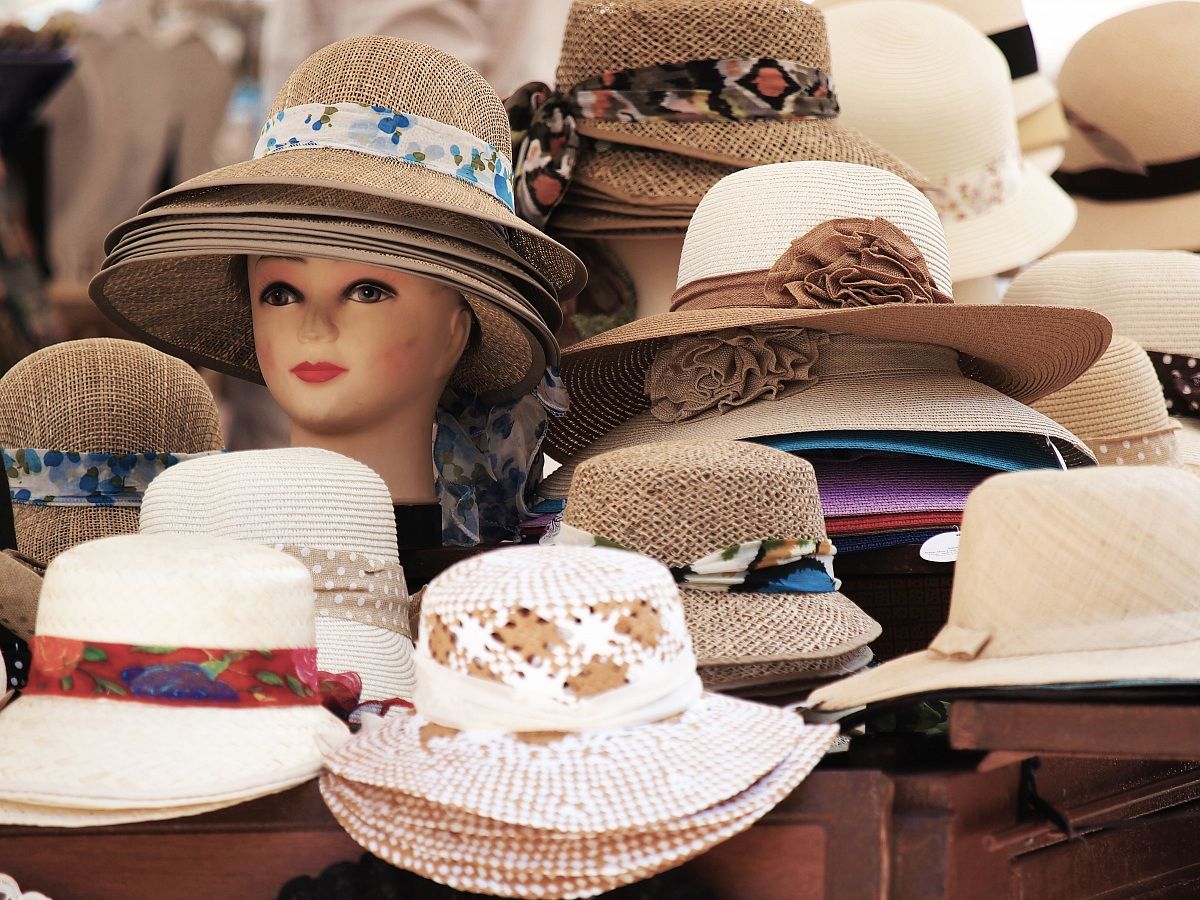 The woman with the hat