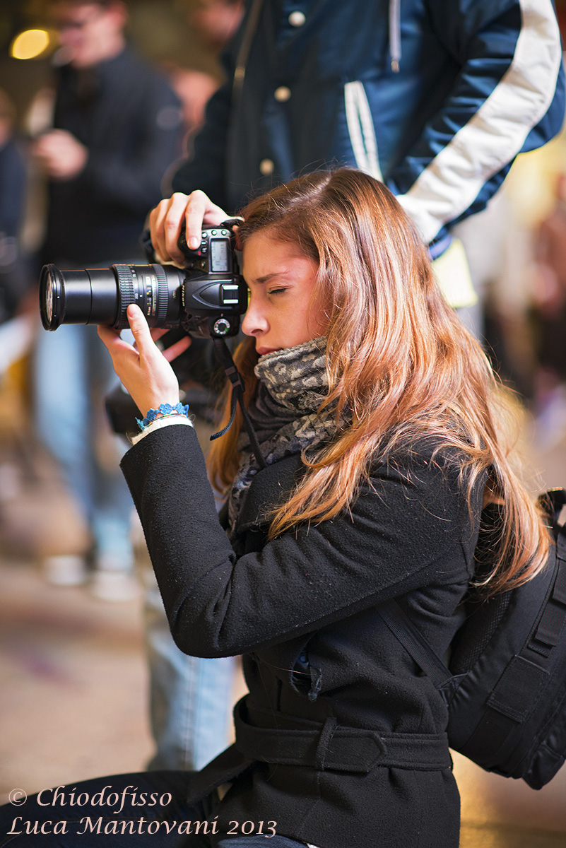 Giovane fotografa scatta