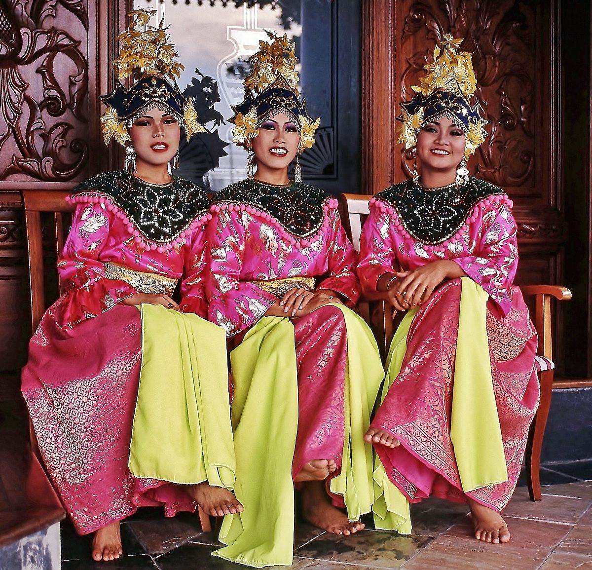 Donne con vesti baju kebaja malese