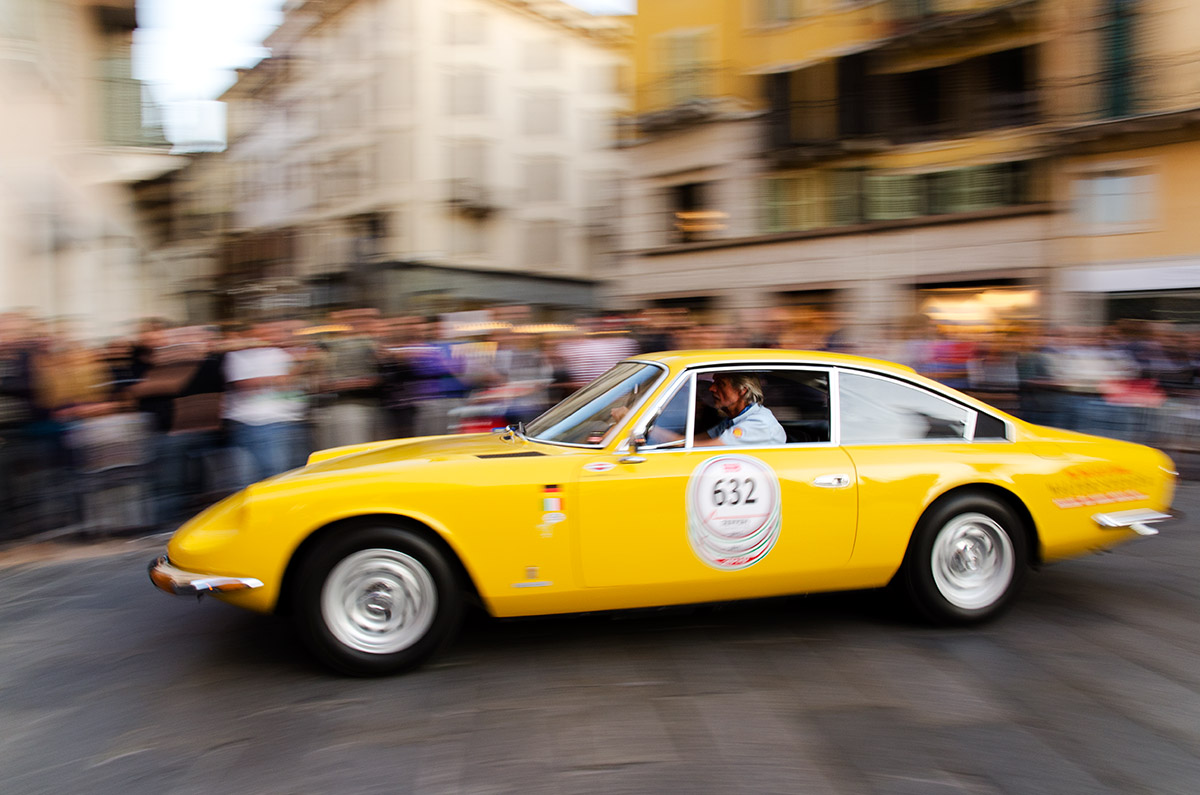 Mille Miglia a Verona in Piazza Ferrari 330 GT