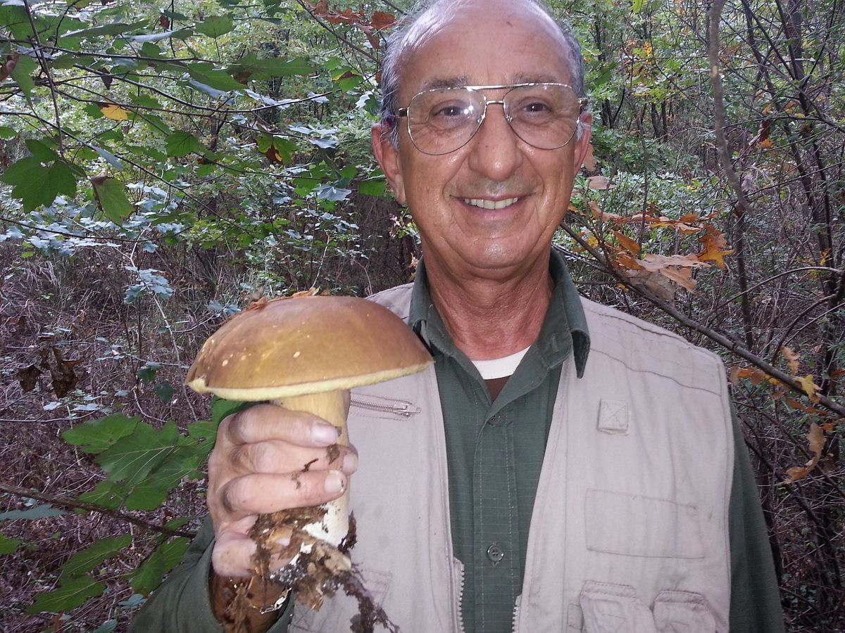 Fungaiolo felice con porcino bellissimo