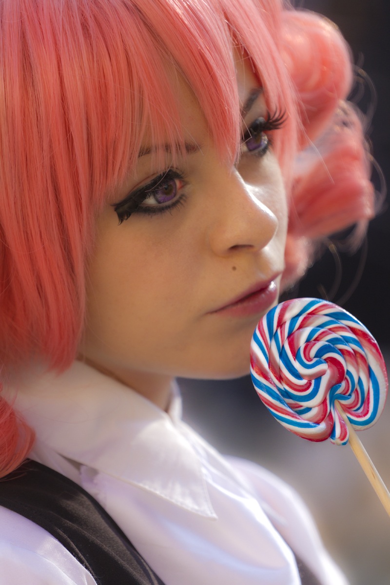 ...La ragazza con il leccalecca...