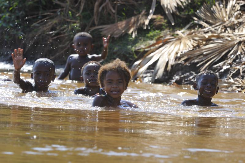 Bambini che giocano nel fiume