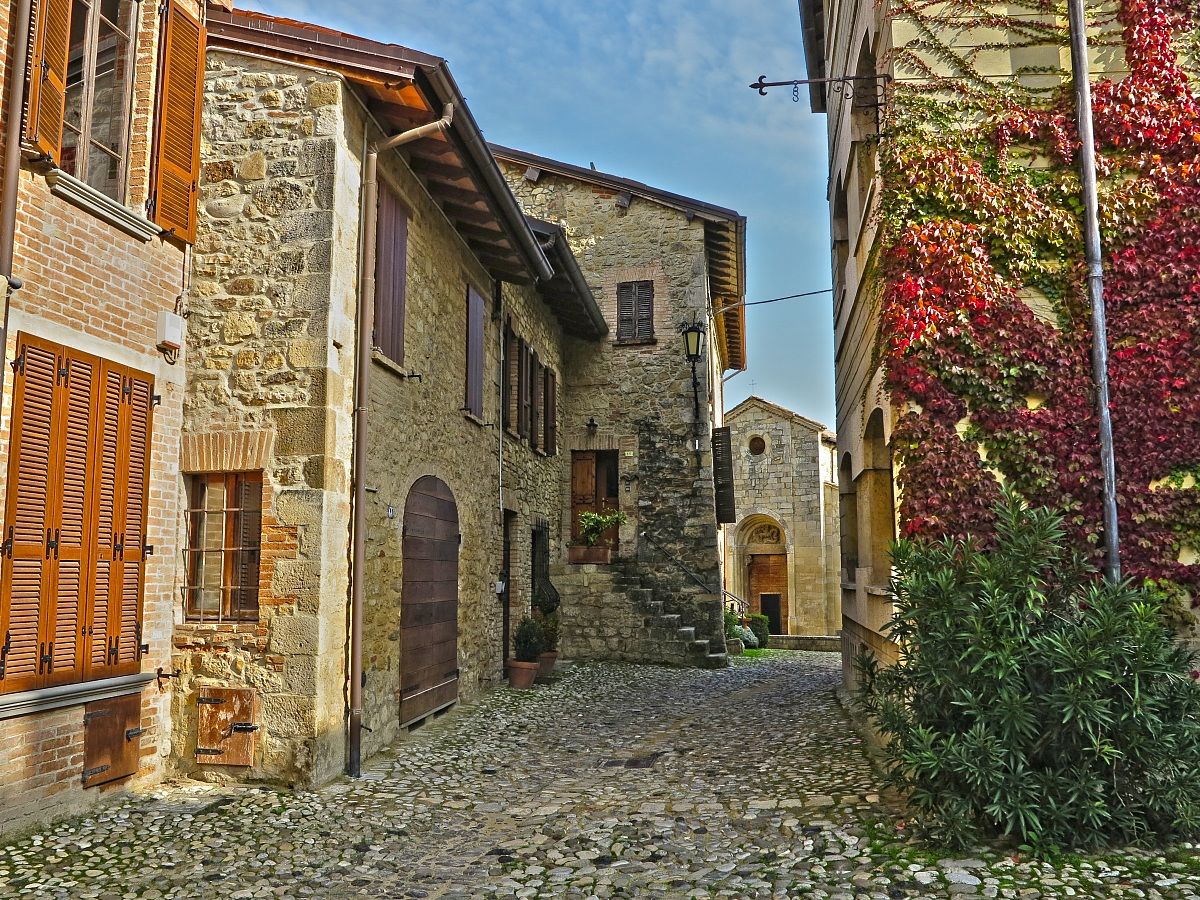 Borgo del castello di Vigolano HDR