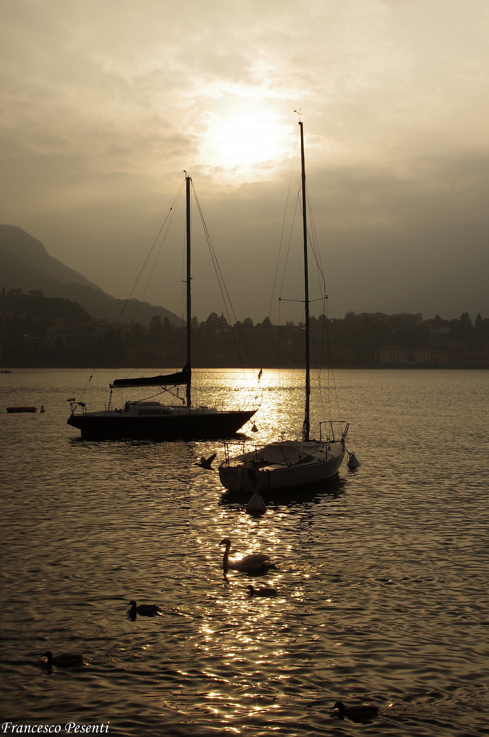 Barche al tramonto sul lago di Lecco