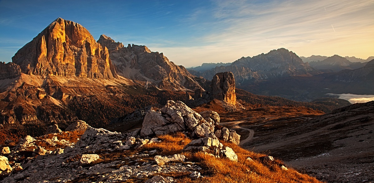 alba d'utunno sulla tofana, cinque torri e cristallo
