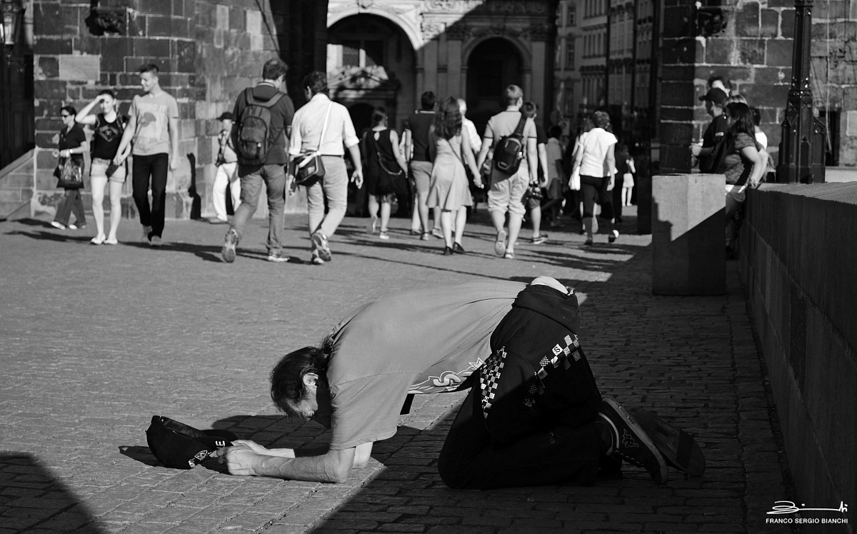 Mendicando sul ponte Carlo