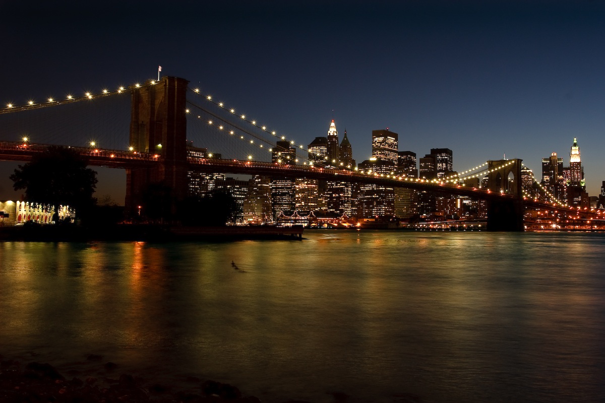 Il ponte di Brooklyn al crepuscolo