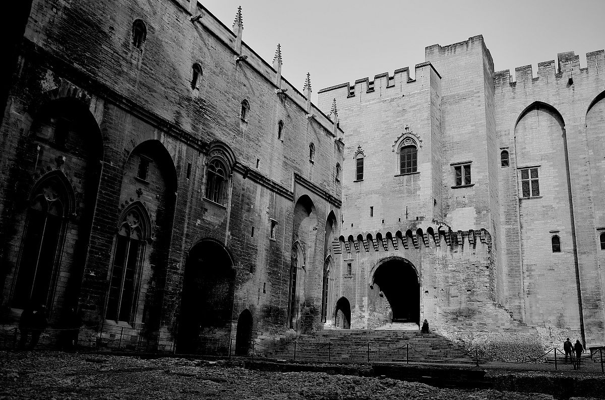 Avignone: la corte 3