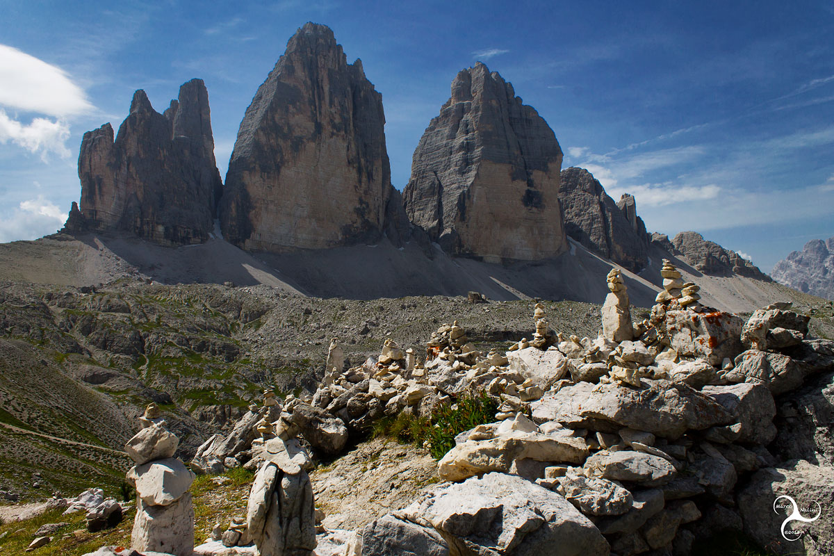 2013000016 The peaks at the foot of the Three Peaks