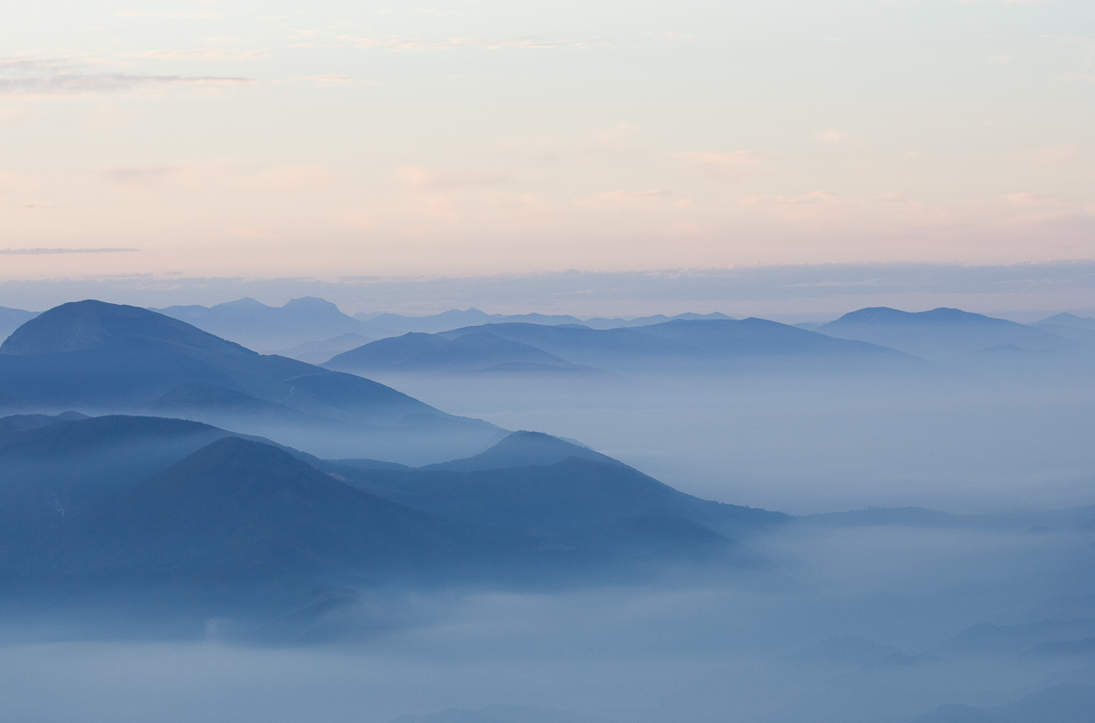 Nebbia all'alba sull'appennino