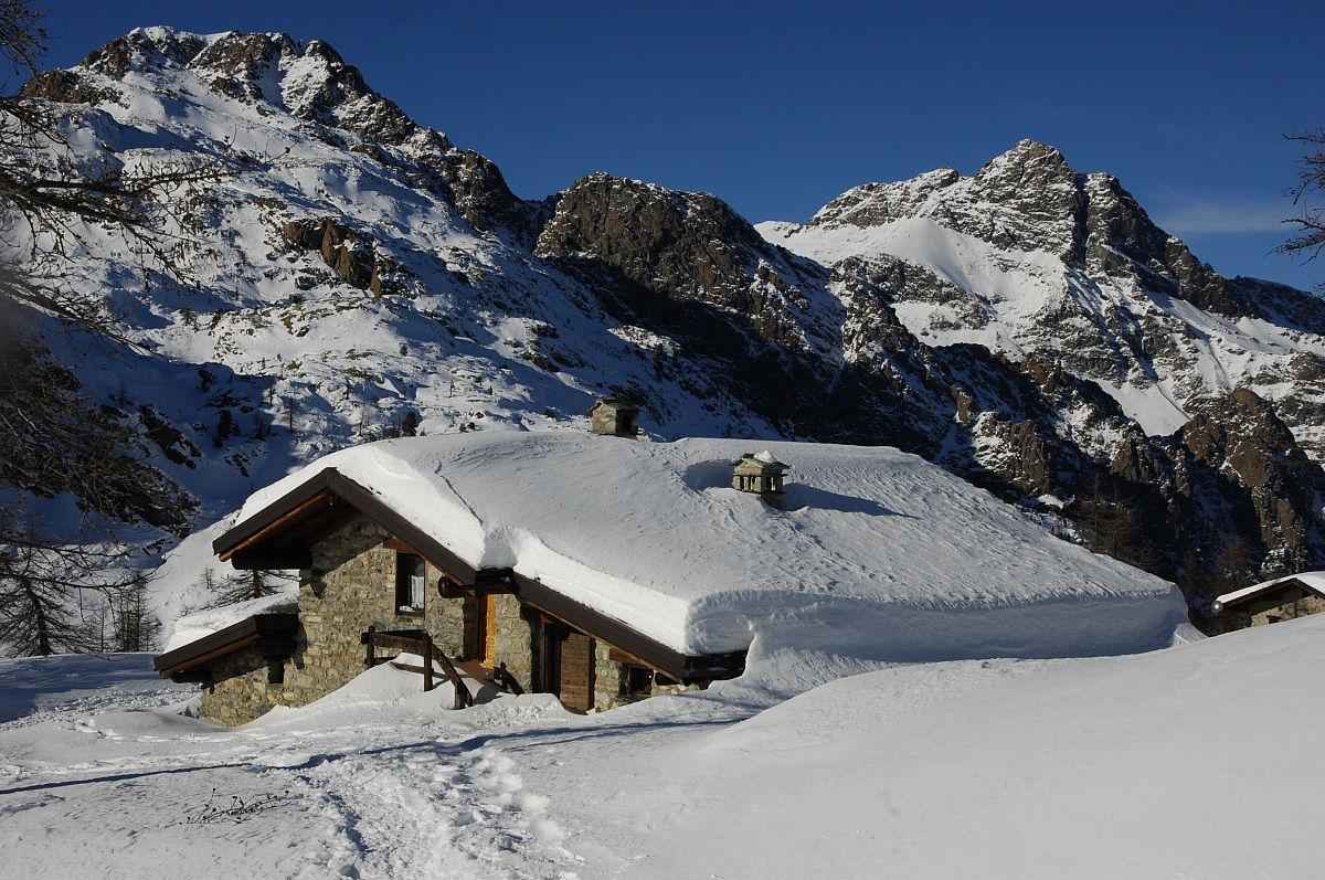 Barbustel Refuge in winter