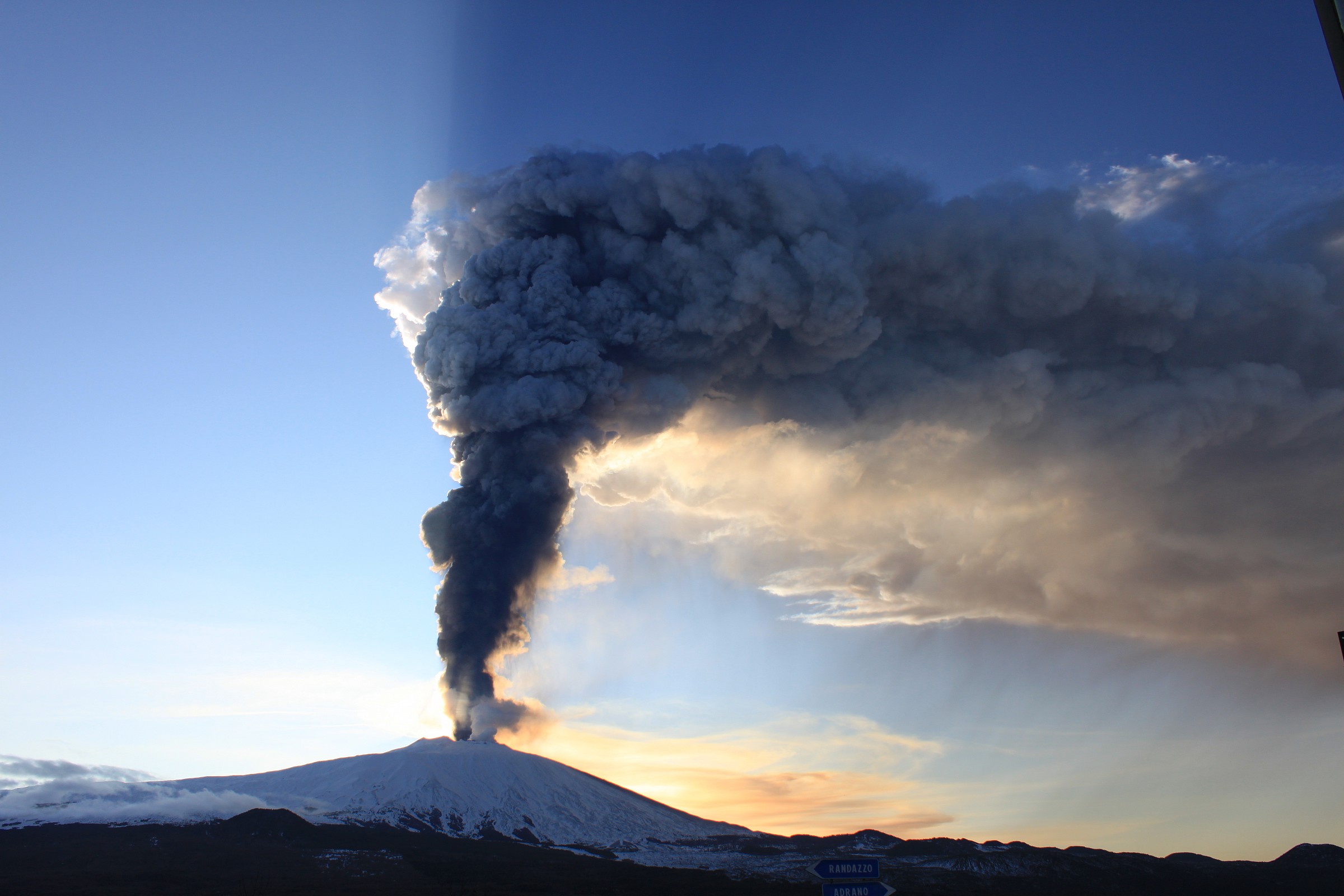 etna 6000 metri di fumata eruttiva