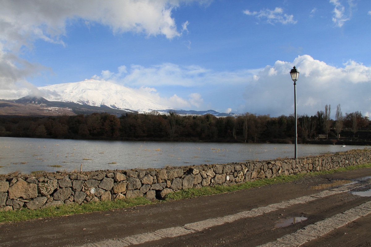 piccolo laghetto stagionale sull'Etna