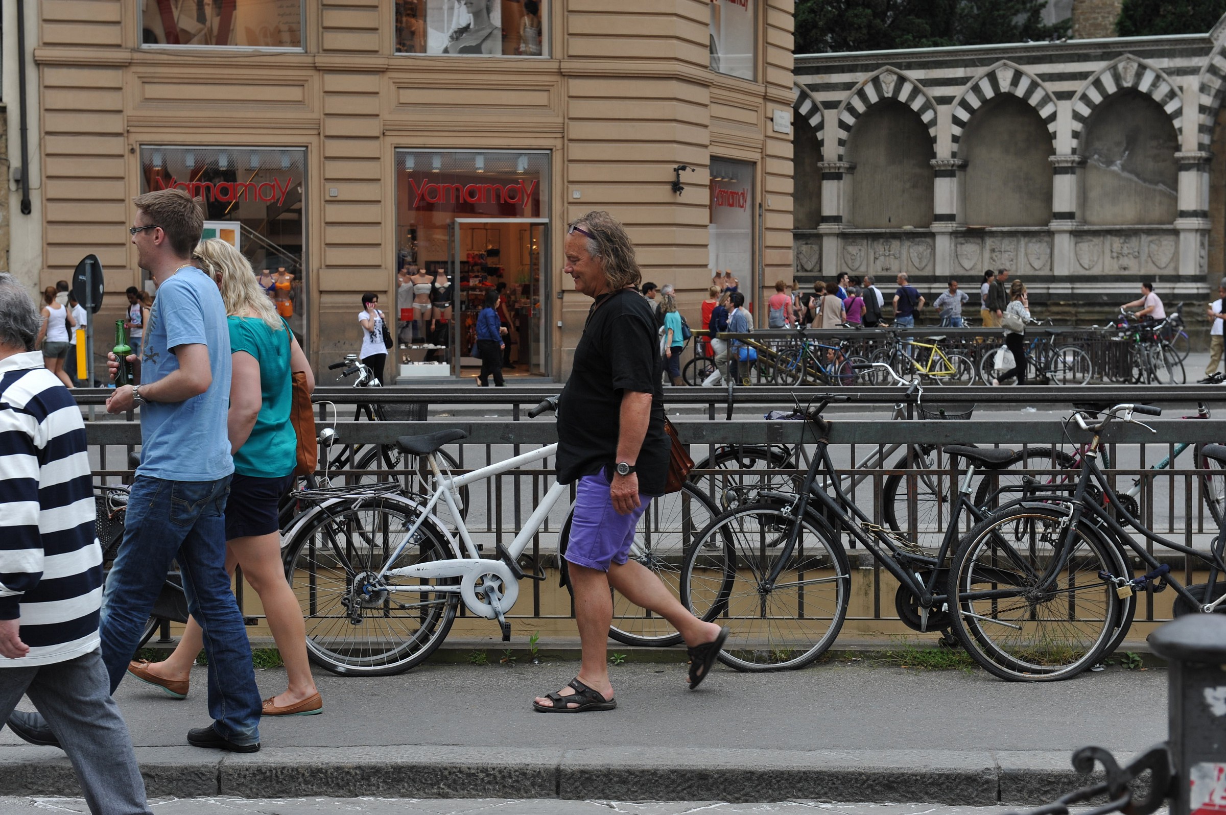 ... e lui se la ride ...