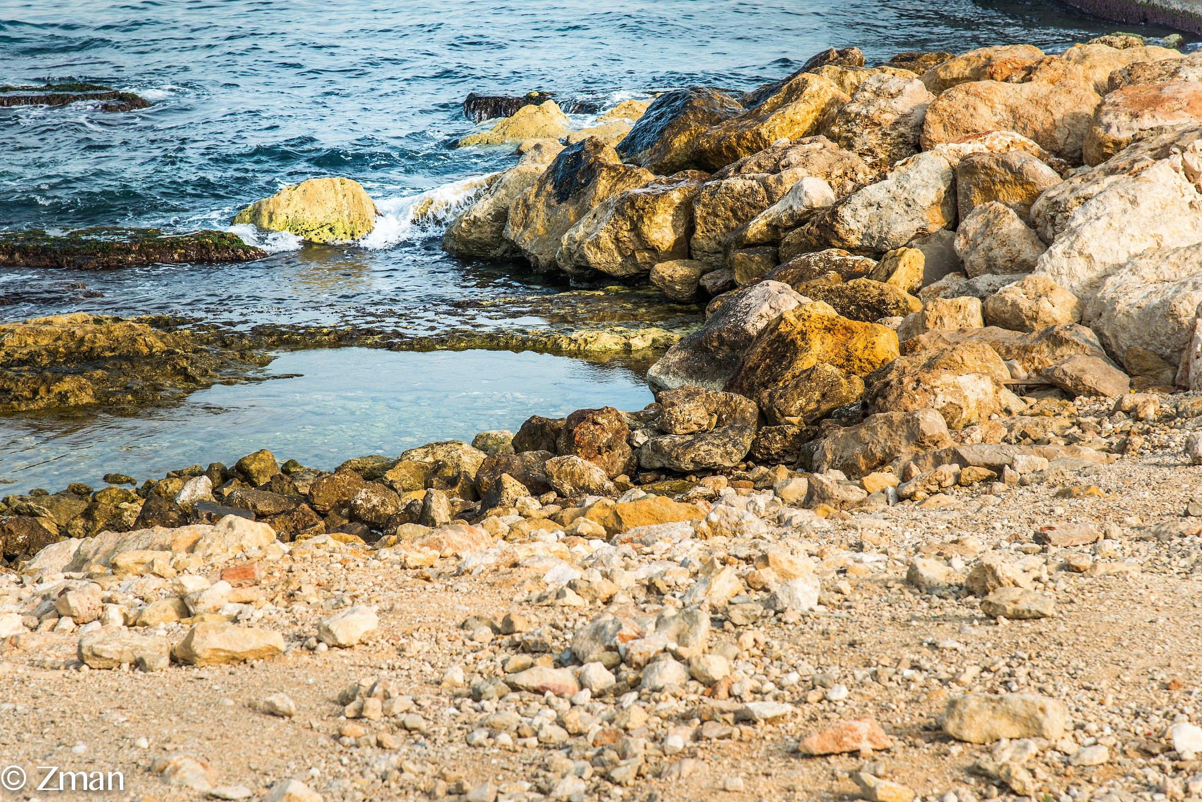 Dalla spiaggia rocciosa di fronte al corso della Maratona