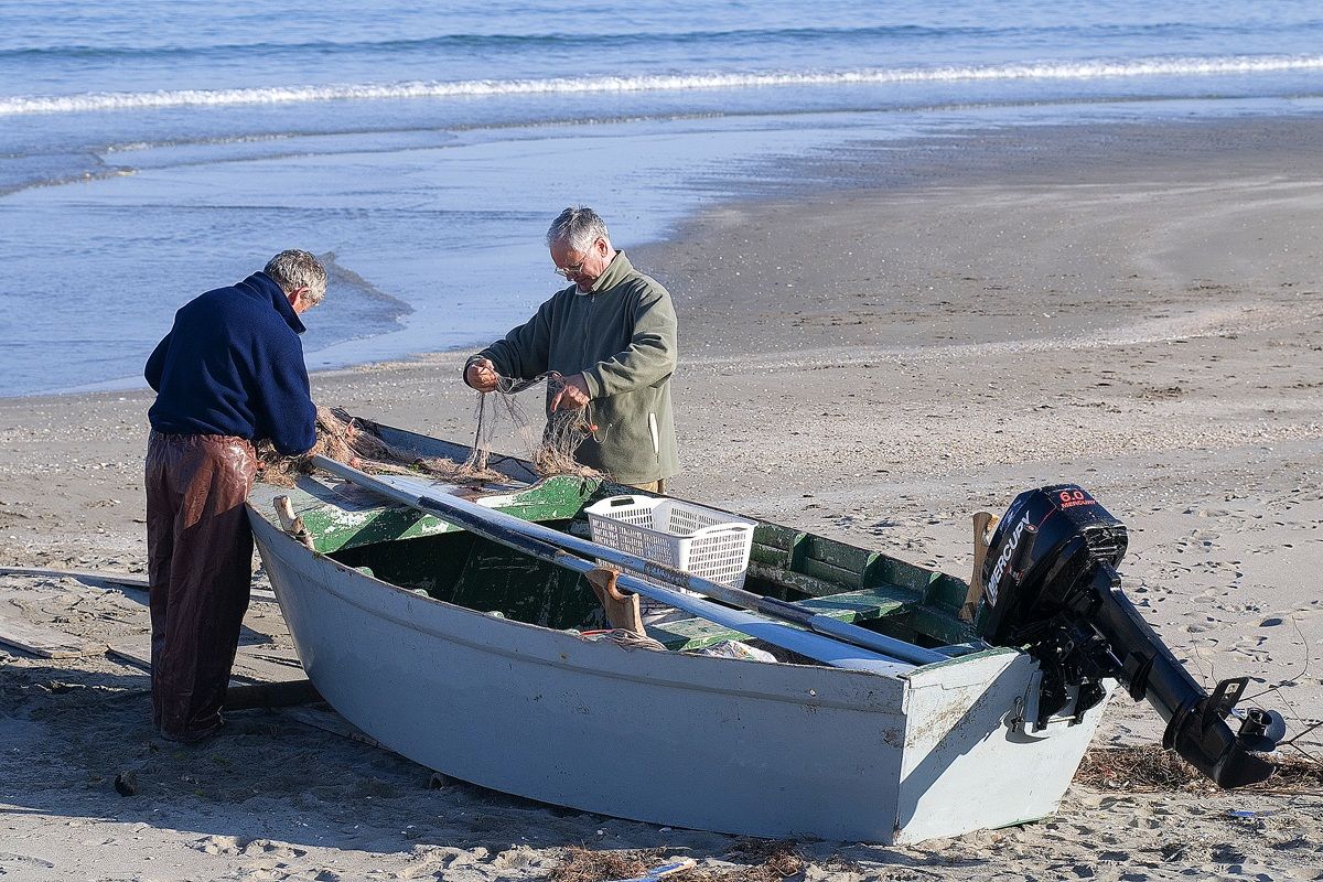Pescatori, sulla spiaggia di Pellestrina.