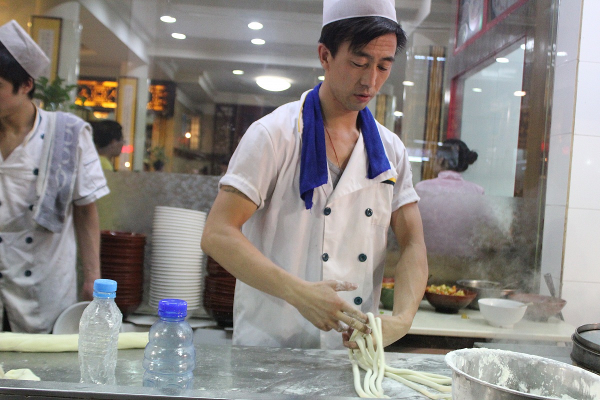 Preparazione degli spaghetti cinesi