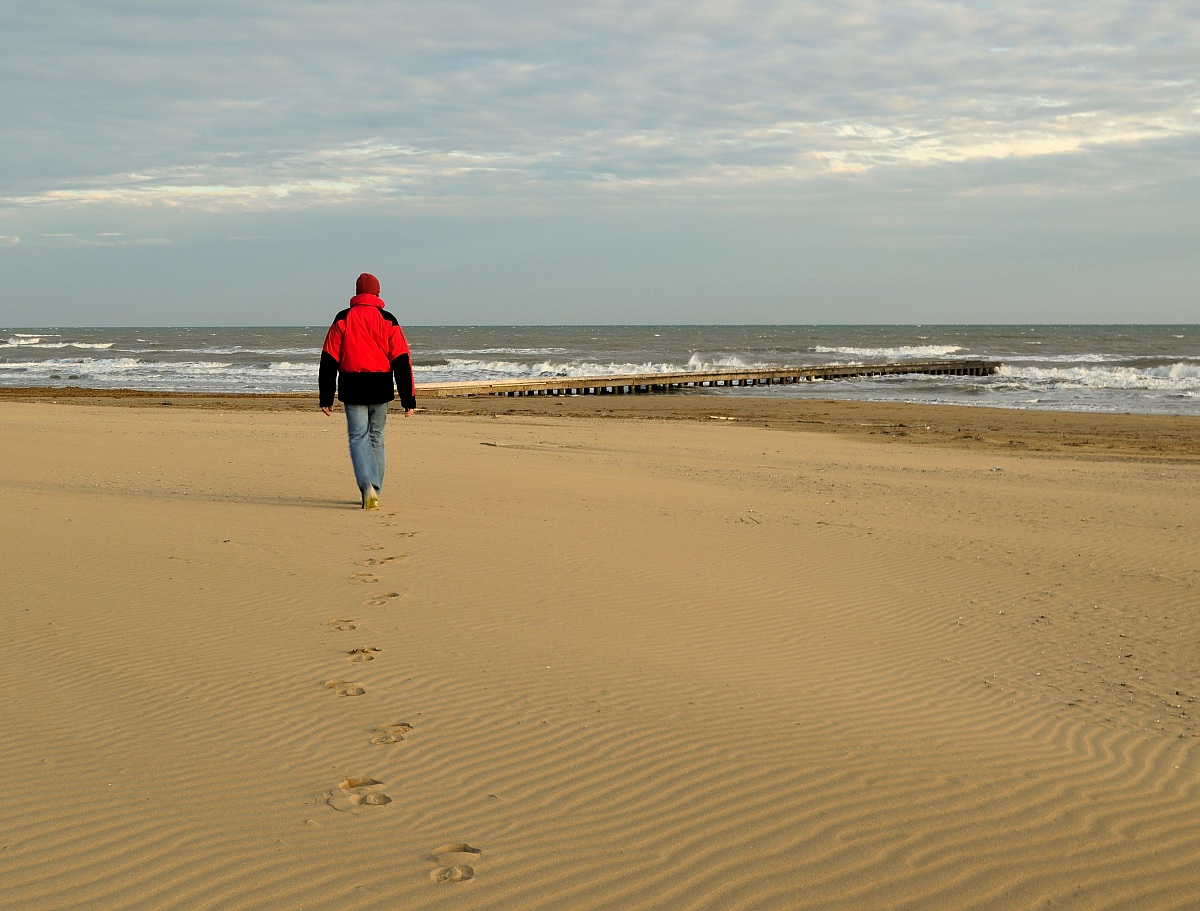 Camminando lungo la spiaggia