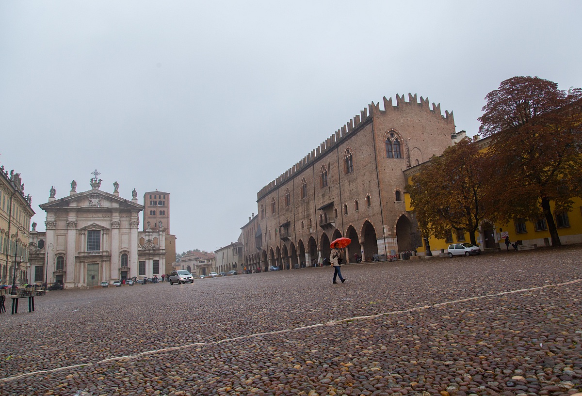 Mantova - a view of Piazza Sordello